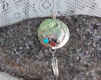 Amérindien Sterling Silver Wolf Pendant avec Coral Tourquoise Stones et Dangling Feather Stamped R (artiste) Stamped 925