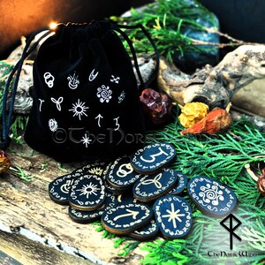 Ensemble de 13 runes de sorcières en bois avec pochette et carte de signification des runes, kit de sorcellerie païenne, runes de sorcière divinatoires, cadeau de sorcière occulte