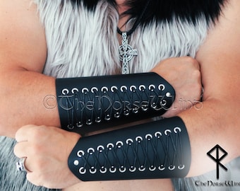 Bracciali in pelle vichinghi, protezioni per le braccia medievali LARP, polsini norreni neri, bracciali per tiro con l'arco, armature in pelle per cosplay e festival