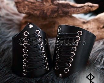 Bracciali vichinghi in pelle, polsini norreni, armatura medievale in pelle per LARP, set di 2 bracciali corti di protezione per le braccia in nero o marrone