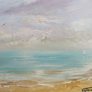 Olieverfschilderij ter decoratie van uw huis van twee zeilboten die in de zee varen, gezien vanaf de oever van het strand. Handbeschilderd doek.