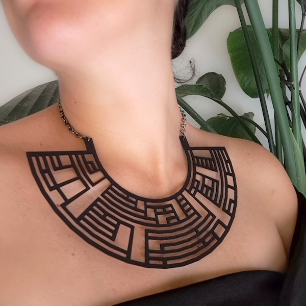 black large 3d printed necklace, futuristic decolletè labyrinth design pattern