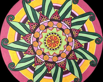 Puede incluir: Un mandala colorido con un esquema de color verde, rosa y amarillo. El mandala presenta una flor central con un centro amarillo y pétalos naranjas, rodeado de círculos concéntricos de rosa, verde y amarillo.