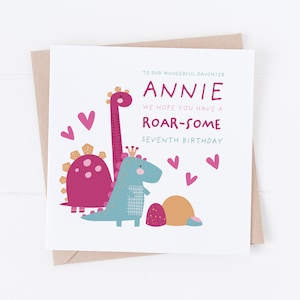STOMP CHOMP ROAR - Biglietto di auguri di buon compleanno con dinosauro rosa personalizzato - Personalizzabile con qualsiasi testo o età - 1°, 2°, 3°, 4°, 5°