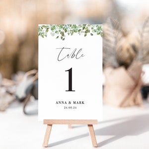Elegante groen eucalyptus bruiloft tafelnummerkaarten - minimalistisch ontwerp