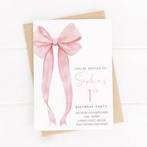 Op de afbeelding: Een witte uitnodigingskaart met een grote roze aquarel strik en de tekst "You're invited to Sophia's 1st Birthday Party". De kaart ligt op een bruine envelop.