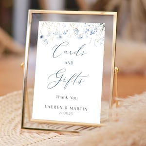 Fleurs sauvages bleu poussiéreux - panneaux de table de mariage - à personnaliser avec n'importe quel texte - cartes ou panneaux en mousse A5, A4, A3 ou A2
