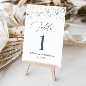 Cartoncini personalizzati con numeri da tavolo per matrimonio, motivo floreale blu polvere, motivo: fiori selvatici - Design blu brillante