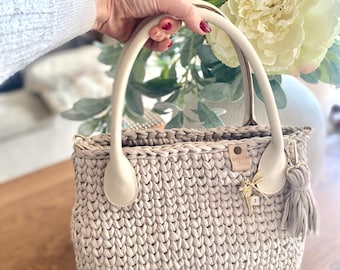 Easy crochet handbag pattern for beginners, Crochet bag pattern with straps, Crochet handbag with base, The Jessica Handbag Pattern