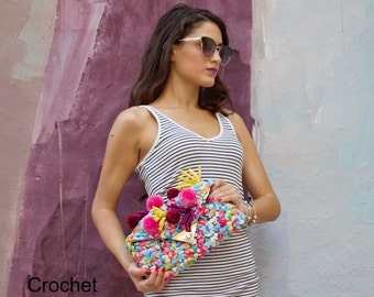Patrón De Bolso Pequeño, Tutorial De Clutch, Patrón De Bolso De Ganchillo, Patrón De Monedero De Ganchillo, Patrones De Ganchillo, Clutch Con Pompones, Patrón De Clutch
