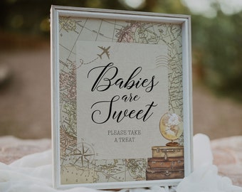 Könnte beinhalten: Ein weiß gerahmtes Schild mit einem Vintage-Weltkartenhintergrund. Das Schild sagt "Babies are Sweet" mit einem kleinen Flugzeugsymbol und dem Text "Please take a treat". Auf dem Schild befinden sich Koffer und ein Globus.