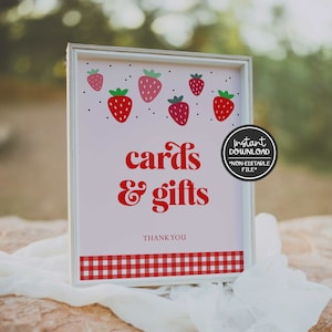 Könnte beinhalten: Ein weißer Rahmen mit rosa Hintergrund und roten und grünen Erdbeeren. Der Text "cards & gifts" ist in Rot mit einem rot-weiß karierten Rand unten. Der Text "Sofort-Download *Nicht bearbeitbare Datei*" ist in Schwarz.