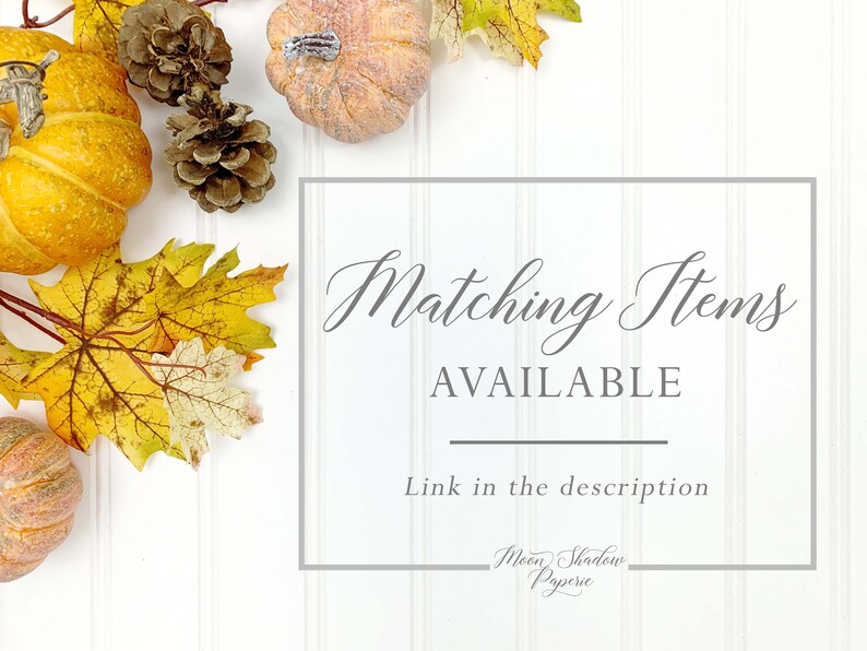 K&ouml;nnte beinhalten: Ein wei&szlig;er Hintergrund mit Herbstdekorationen, darunter K&uuml;rbisse, Tannenzapfen und Herbstbl&auml;tter. Der Text "Matching Items AVAILABLE" befindet sich in einem grauen Kasten mit dem Text "Link in the description" darunter. Der Text "Moon Shadow Paperie" befindet sich am unteren Rand des Bildes.