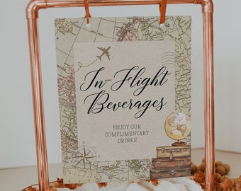 Puede incluir: Un cartel con un fondo de mapa del mundo vintage y el texto "In-Flight Beverages" en letra cursiva negra. El cartel también incluye el texto "Enjoy our complimentary drinks" y una pequeña ilustración de globo terráqueo.