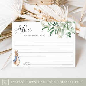 Op de afbeelding: Een printbare baby shower advieskaart met een groen bloemendesign en een cartoon konijn in een blauw jasje. De kaart heeft de tekst "Advies voor de aanstaande mama" en "met liefde".
