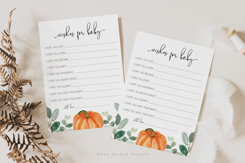 K&ouml;nnte beinhalten: Zwei druckbare Karten mit Herbstthema. Die Karten haben ein K&uuml;rbis- und Gr&uuml;npflanzen-Design. Der Text auf den Karten lautet "wishes for baby". Die Karten haben Zeilen zum Schreiben von W&uuml;nschen f&uuml;r ein Neugeborenes.