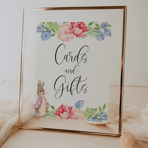 Karten und Geschenke-Zeichen // Peter Kaninchen Babyparty, rosa Peter Kaninchen, blush rosa Blumen, Schild zum Ausdrucken