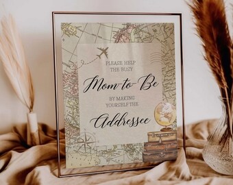 Puede incluir: Un cartel con un fondo de mapa del mundo vintage y el texto "Por favor, ayuda a la ocupada futura mamá haciéndote el destinatario". El cartel está en un marco dorado y tiene un pequeño avión, una brújula y maletas.