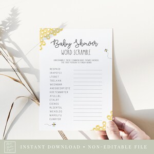 Può includere: Un gioco di baby shower stampabile con un motivo a nido d'ape e un'illustrazione di un'ape. Il gioco si chiama "Word Scramble" e chiede ai giocatori di decifrare parole comuni a tema baby. La prima persona a finire vince.