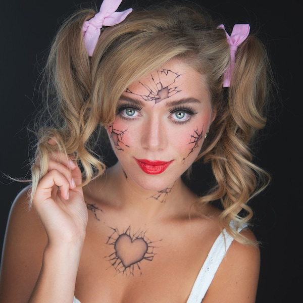 TATTOOCREW 2 x Halloween Tattoos Broken Doll Grusel Puppe zum Aufkleben für das Gesicht, Handgezeichnet in Deutschland, Accessoires Kostüm