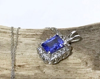 14k White Gold Natural Tanzanite (1.06 ct) Diamond Pendant with Chain, Évalué 4.100 CAD