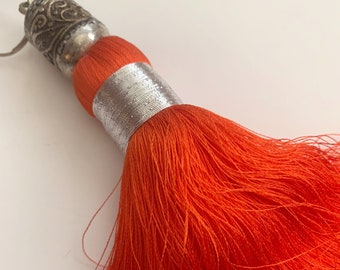 Pompon en soie sabra Orange et sa perle ciselée à la main, Artisanat, Fait mains, Décoration, Sautoirs, Bijoux de sac, Morocco