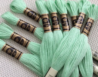 10 échevettes de fils en coton mercerisé de couleur Vert pâle