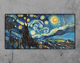 Könnte beinhalten: Ein Gemälde eines sternenklaren Nachthimmels mit einem wirbelnden blauen und gelben Himmel, einem Halbmond und einem dunklen Baum im Vordergrund. Das Gemälde ist in einem dunklen Rahmen.