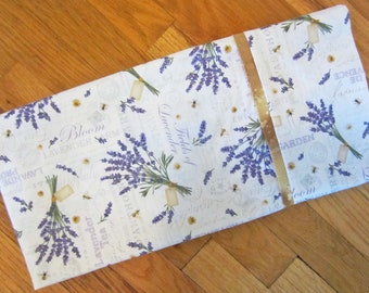 Sprigs of lavender blooms grace all cotton standard-queen pillowcase. Lavande de Provence.