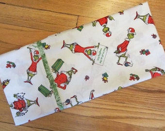 Grinch spreads his Christmas attitude: all cotton standard/queen size pillowcase