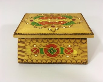 Vintage Small Wooden Trinket Box with Poker Work Pyrography, Retro Small Lidded Wooden Container, Home Decor, Folk Art