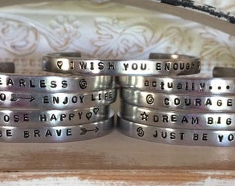 Gepersonaliseerde manchet armband, dunne stapelbare, aangepaste zinnen, namen, hand gestempelde sieraden aluminium messing koper gepersonaliseerd