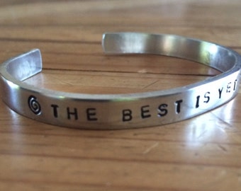 Lo mejor está por venir, Pulsera de manguito personalizada apilable delgada, frases personalizadas Joyas estampadas a mano Aluminio Latón Cobre Personalizado