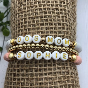 Pulsera de cuentas Heishi de mamá de perro personalizada / Pulsera de nombre de perro personalizada / Pulseras personalizadas / Pulsera de cuentas de letras / Pulseras apilables