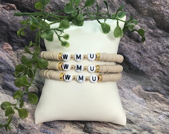 WMU Heishi-kralenarmbanden | Western Michigan University-armbanden | Gepersonaliseerde armbanden | Letterkralenarmband | Stapelbare armbanden