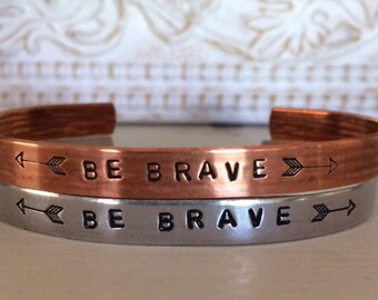 BE BRAVE, Pulsera de puño personalizada Delgada Apilable Frases personalizadas Nombres Joyería estampada a mano Aluminio Latón Cobre Personalizado