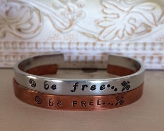 BE FREE ..., Pulsera de puño personalizada Delgado apilable Frases personalizadas Nombres Joyería estampada a mano Aluminio Latón Cobre Personalizado