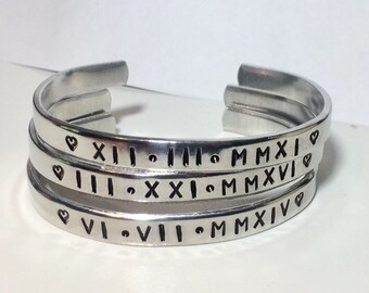 Gepersonaliseerde ROMEINSE NUMERALE Manchetarmband, dun stapelbaar, aangepaste zinnen, namen, hand gestempelde sieraden aluminium messing koper gepersonaliseerd