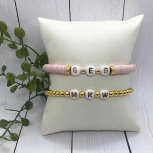 Iniciales personalizadas Pulseras de cuentas Heishi / Pulsera de nombre personalizado / Pulseras personalizadas / Pulsera de cuentas de letra / Pulseras apilables