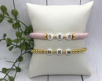Aangepaste Initialen Heishi Bead Armbanden | Aangepaste naam Armband | Gepersonaliseerde armbanden | Letter Kraal Armband | Stapelbare armbanden