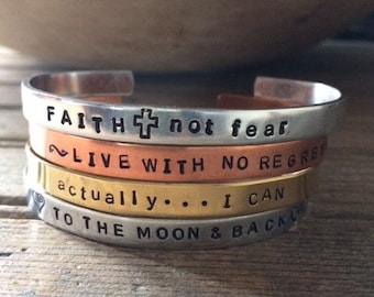 Gepersonaliseerde manchet armband dunne stapelbare aangepaste zinnen namen hand gestempelde sieraden aluminium messing koper gepersonaliseerde trendy vriendinnen