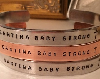 Santina bebé fuerte MENS esposa, pulsera de manguito personalizado, joyería con sello de mano, cobre de latón de aluminio