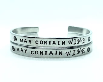 Kan wijn bevatten, gepersonaliseerde manchet armband dunne stapelbare aangepaste zinnen vriendinnen hand gestempelde sieraden aluminium messing koper