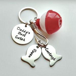 Papas beste Fang Hand gestempelt Schlüsselanhänger mit Angeln Köder Charme, Bobber und personalisierte Fisch, Angeln Schlüsselanhänger, Papa Vatertag Geschenk-Idee