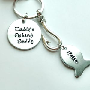 Papas Angeln Buddy Hand gestempelt Schlüsselanhänger mit Angeln Köder Charme und personalisierte Fisch, Angeln Schlüsselanhänger Vatertag Geschenk für ihn