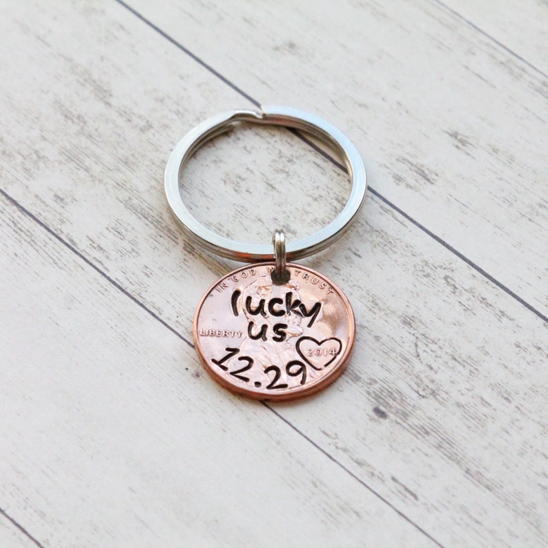 Lucky Us Hand Stamped Penny Keychain, Personalized date, Hand Stamped Heart, Special Date, Anniversary Wedding, Christmas gift for him zdjęcie 1