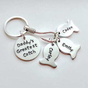 Papas größte Fangen Hand gestempelt Schlüsselanhänger mit Angeln Köder Charme und personalisierte Fisch Angeln Schlüsselanhänger Vater tag Geschenkidee