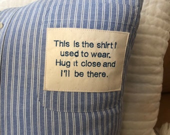 Może przedstawiać: Poduszka w niebiesko-białe paski z białym naszywką, na której napisano "This is the shirt I used to wear. Hug it close and I'll be there."