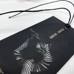 100 Stück Personalisiertes hochwertiges Kleidungsstück Preisschild General Tags Personalisierte Laseraushöhlung Druck Custom Logo - NHMP003