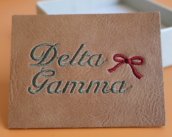 Etichette personalizzate in vera pelle ricamate – Targhette personalizzate per il tuo marchio nel settore dell'artigianato